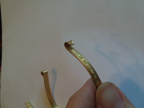 Jennifer VanBenschoten's Easy Patterned Wire Bracelet - , Contemporary Wire Jewelry, Cutting, Cutting Tool, Cutters, make a loop